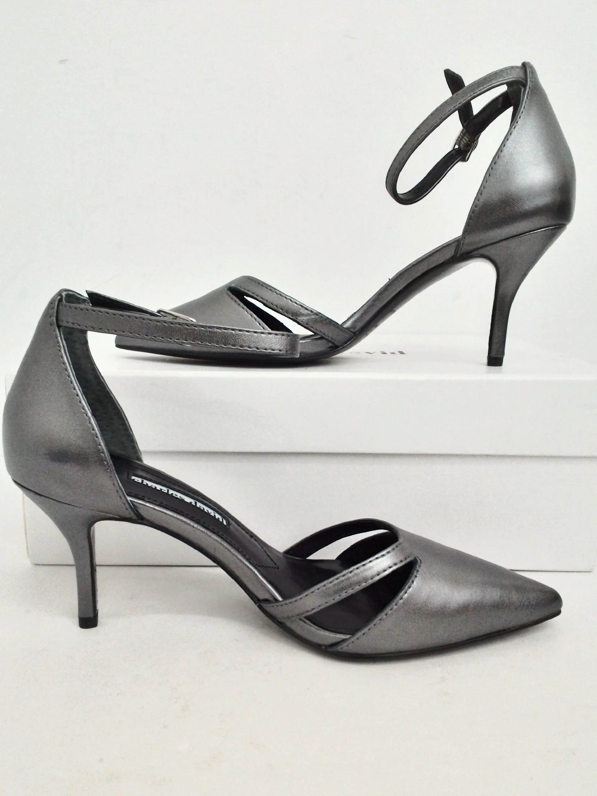 Charles David Women's Astrid Pewter Metallic Leather Upper Heels Size 6 M