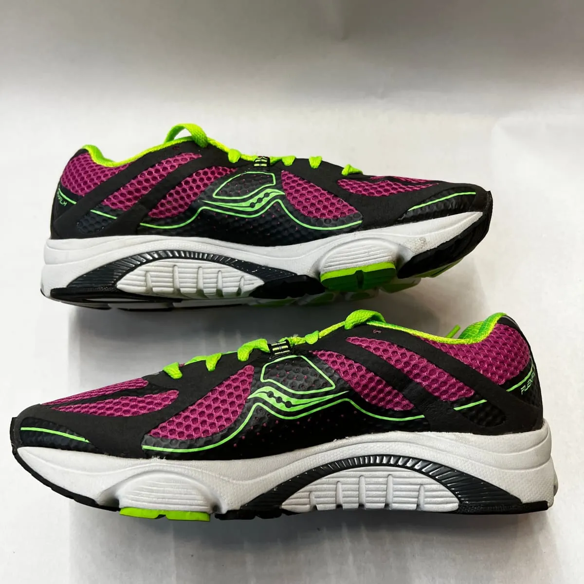 Women's Saucony ProGrid Mirage 3 Running Shoe Purple/Citron Size 6.5M Preowned